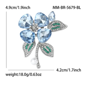 Spilla fiore vintage con cristalli cuore blu, strass verdi e dettaglio di perla bianca