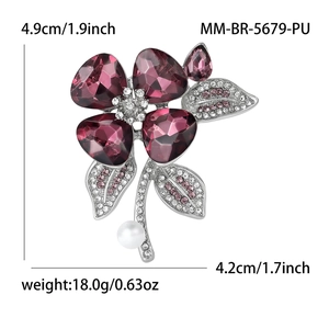 Elegante spilla a fiore in cristallo viola con perle e strass su base in metallo argento
