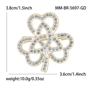 Élégante broche trèfle dorée avec strass mesurant 3,8 cm sur 3,6 cm de largeur