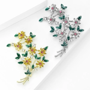 Élégantes broches marguerites en émail or et argent avec strass et détails de feuilles