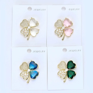 Détail de broches trèfle à quatre couleurs avec nacre naturelle et zircone en lot