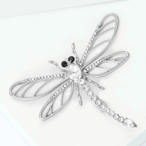 Vue détaillée de la broche libellule avec placage en argent et strass étincelants