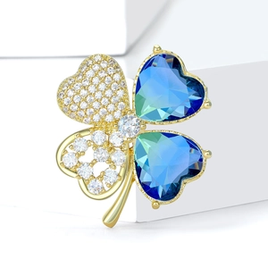 Élégante broche trèfle dorée ornée de pierres de cœur bleues et de zircons blancs fins
