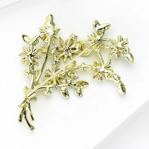 Vue détaillée de l'arrière de la broche fleur dorée avec fermoir de sécurité et métal poli