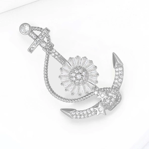 Détails de la broche ancre argentée ornée de cristaux et de motifs de cordage marin