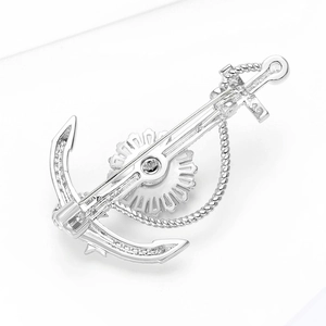 Détail de la broche ancre en argent avec cristaux scintillants et éléments nautiques