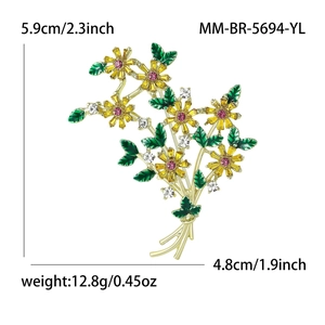Broche élégante en résine de chrysanthème avec strass jaunes et feuilles en émail vert