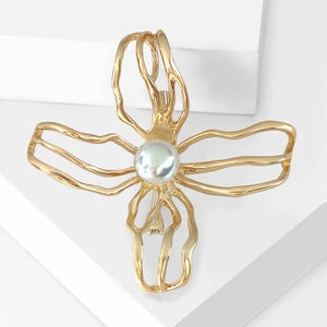 Elegant hollow camellia flower brooch in gold with a central lustrous white pearl