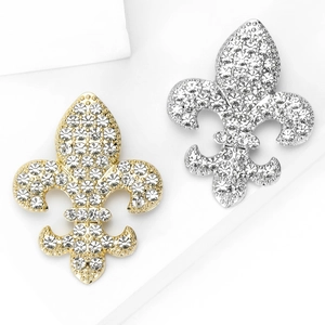 Lot de broches fleur de lys en or et argent serti de strass brillants style palais
