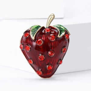 Exquisite rote Emaille-Erdbeerbrosche mit Strasssteinen auf weißem geometrischem Display