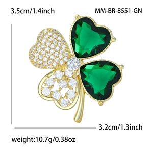 Élégante broche trèfle doré avec gemmes vertes et cristaux de zircone blancs