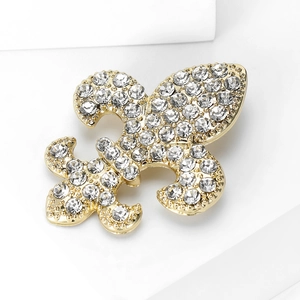 Vue détaillée de la broche fleur de lys avec strass en cristal sur base dorée