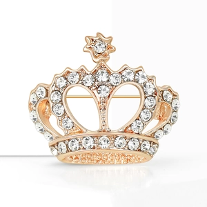 Élégante broche couronne plaquée or avec strass, découpes en cœur et détail d'étoile brillant