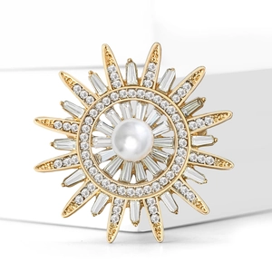 Broche soleil dorée exquise avec perle centrale et strass en cristal étincelants