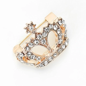 Détail de la broche couronne dorée ornée de strass blancs et d'une étoile brillante
