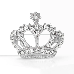 Élégante broche couronne argentée avec motif de cœur et cristaux étincelants sur fond blanc