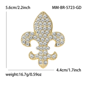 Élégante broche fleur de lys en alliage doré sertie de strass brillants sur fond blanc