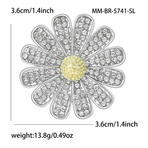 Elegante spilla a margherita con strass gialli e bianchi da 3,6 cm su base d'argento