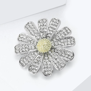 Spilla a margherita scintillante con strass e placcatura in argento e centro in cristallo