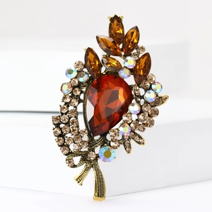 Makroaufnahme der Vintage-Brosche mit bernsteinfarbenem Tropfenstein und Strass