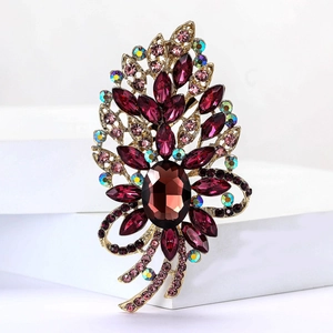 Makroaufnahme der luxuriösen lila Kristallbrosche mit Blumendesign und goldener Legierung