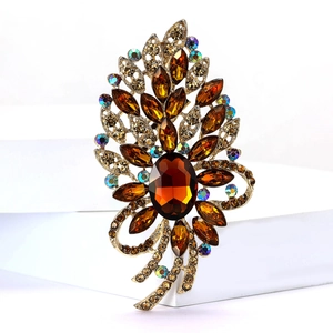 Detailansicht der Vintage-Brosche aus Goldlegierung mit bernsteinfarbenem Glas und Strass