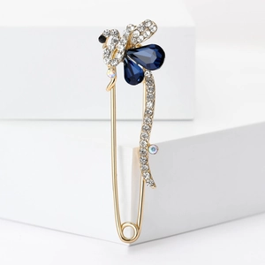 Broche épingle élégante avec cristaux gouttes bleus et strass sur base dorée
