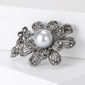 Broche fleur rétro noir fusil avec perle grise et strass élégants pour femmes