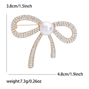 Dimensions détaillées d'une broche nœud avec perle et cristaux sur base en métal doré