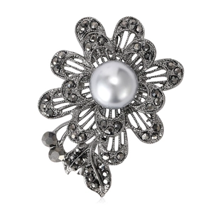 Broche rose vintage en métal noir avec perle blanche et marcassites au design filigrane