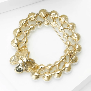 Élégante broche couronne papillon dorée avec perles et artisanat raffiné en alliage métallique