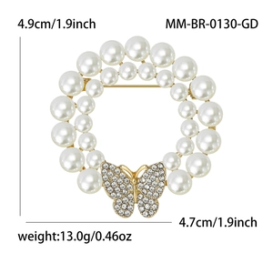 Élégante broche couronne dorée avec perles blanches et détail de papillon en cristal
