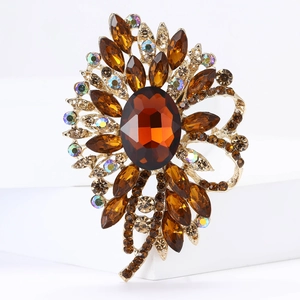 Detailaufnahme einer großen Blumenbrosche mit bernsteinfarbenen Kristallen und Goldlegierung