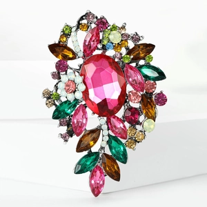 Detalle del broche plateado vintage con gran cristal rojo rosa y brillantes de colores