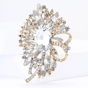 Makroaufnahme der Luxus-Strass-Brosche mit großem Ovalkristall und goldener Basis
