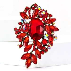Detalle de broche de lujo con cristales rojos y base de bronce en estilo antiguo