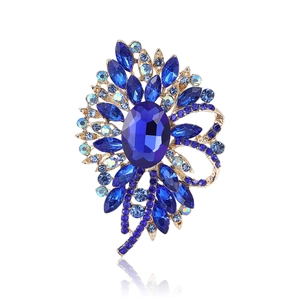 Eleganter goldfarbener Blumenbrosche mit tiefblauen Edelsteinen und schillernden Strass