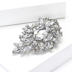 Primer plano de broche floral vintage de aleación con diamantes de imitación brillantes