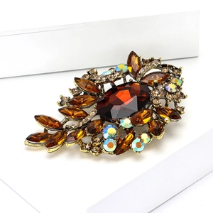 Detalle de broche de aleación de oro vintage con diamantes de imitación color ámbar