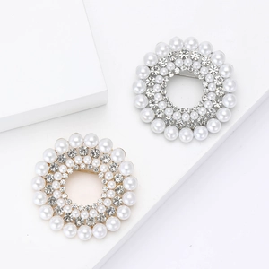 Élégante Broche Couronne en Alliage Imitation Künstliche Perle Strass Épingle Exquise Mode Floral Corsage Pour Costume Pull Mariage Fête Femme Bijoux