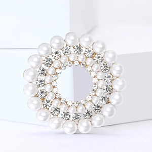 Broche couronne florale dorée avec perles blanches et strass étincelants pour femmes