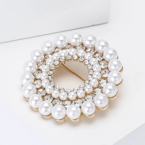 Élégante broche couronne en perles blanches et cristaux sur monture en alliage doré