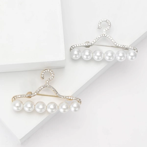 Kreative Kleiderbügel Form Legierung Brosche Für Damen Gold Silber Plattiert Strass Kunstperle Kleidung Zubehör Mode Schmuck