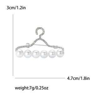 Kleiderbügel Brosche mit weißen Perlen und Strasssteinen 4,7 cm x 3 cm Größenangaben