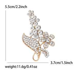 Elegante goldene Blumenbrosche mit weißen Strasssteinen, 5,5cm x 3,7cm für Anzüge