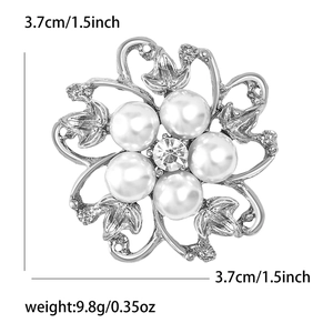 Détail de broche fleur avec perles et strass indiquant taille 3,7cm et poids 9,8g