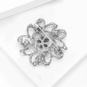 Élégante broche fleurie en perles et alliage argenté au design ajouré complexe