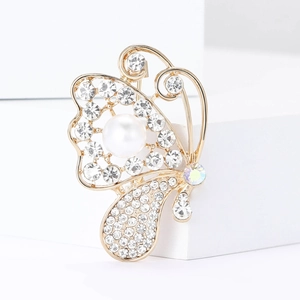 Elegante spilla a farfalla dorata con strass scintillanti e una perla bianca centrale