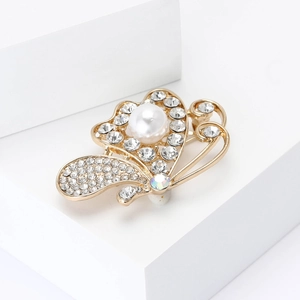 Elegante spilla a farfalla dorata con perla bianca centrale e strass scintillanti