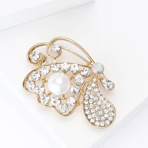 Elegante spilla a farfalla con perle e strass su uno sfondo bianco minimalista
